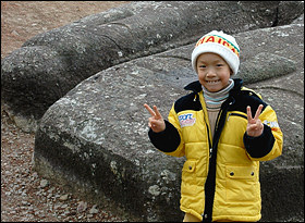 남근석의 정기를 받고 태어난 제 둘째 아이가 이제 2학년이 됩니다. 지난 설날 화순 운주사 와불 앞에서. 